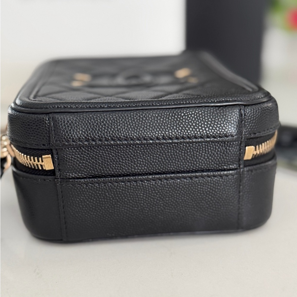 CHANEL Filigree Vertical Vanity Case Quilted Caviar EUC Box 2 COA’s ~ FLASH SALE - Picture 6 of 13